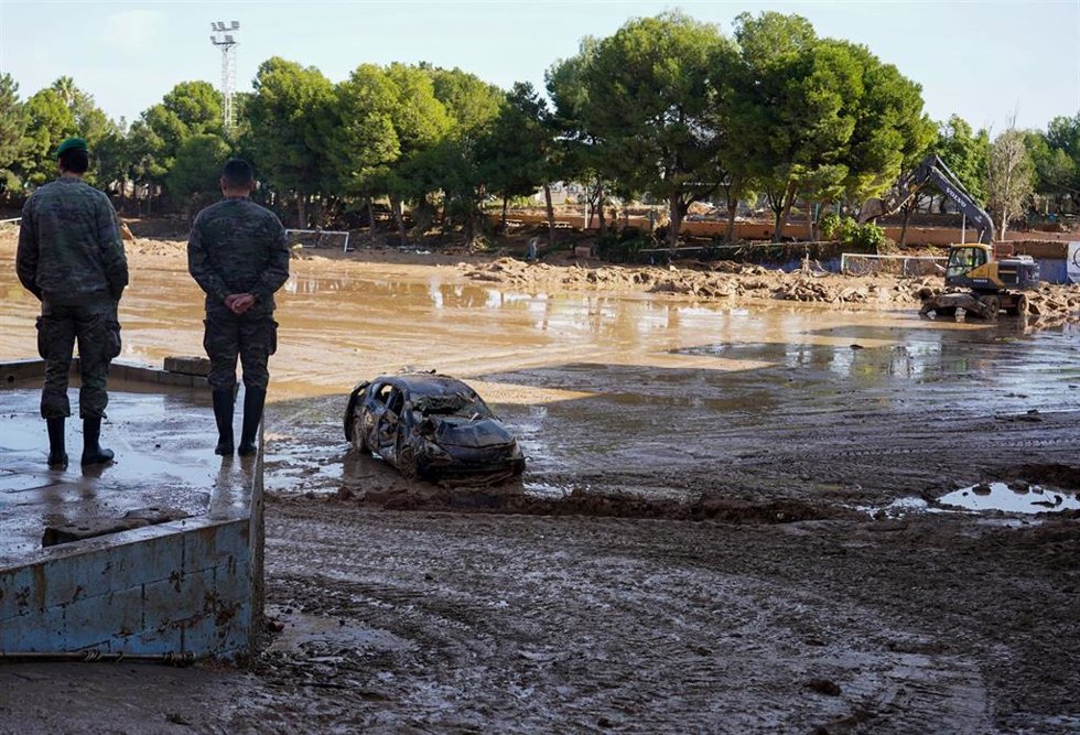 Archivo - Dos militares en una zona afectada por la DANA, a 17 de noviembre de 2024, en Paiporta, Valencia