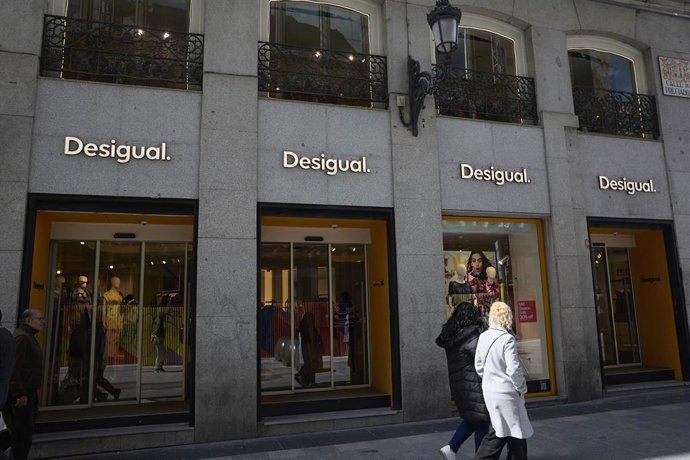 Archivo - Fachada de una tienda de Desigual, en Madrid (España). 