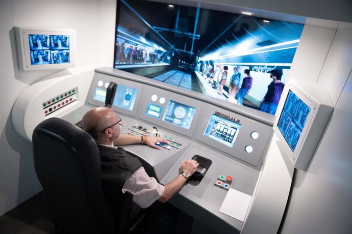 Archivo - Un controlador durante la presentación de la sala de simuladores de conducción de metro, a 23 de mayo de 2025, en Barcelona.