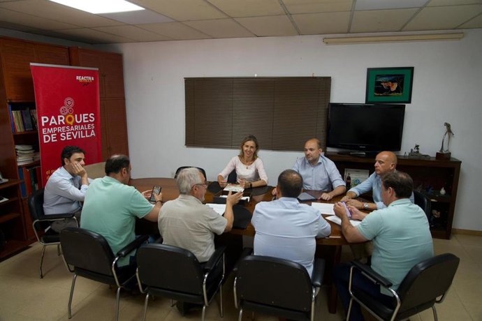 Reunión en la que participan Cristina Peláez, portavoz de Vox, Gonzalo García de Polavieja, portavoz adjunto de esa formación, y miembros de la Asociación de Parques Empresariales de Sevilla.