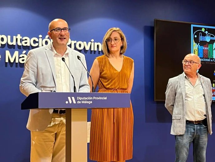 El vicepresidente y diputado provincial de Cultura, Manuel López de Mestanza, el alcalde de Villanueva de Tapia, Dionisio Aguilera, y la concejala de Cultura, Ana Quesada.