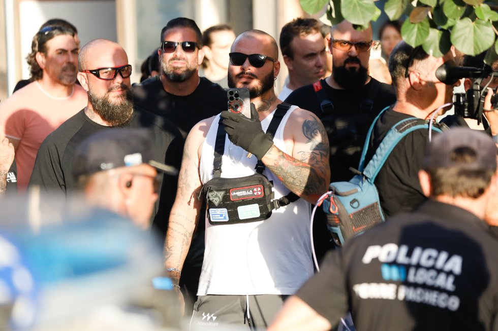 Varias personas durante una manifestación no autorizada y promovida por grupos de ultraderecha en redes sociales, a 15 de julio de 2025, en Torre Pacheco, Murcia (España).