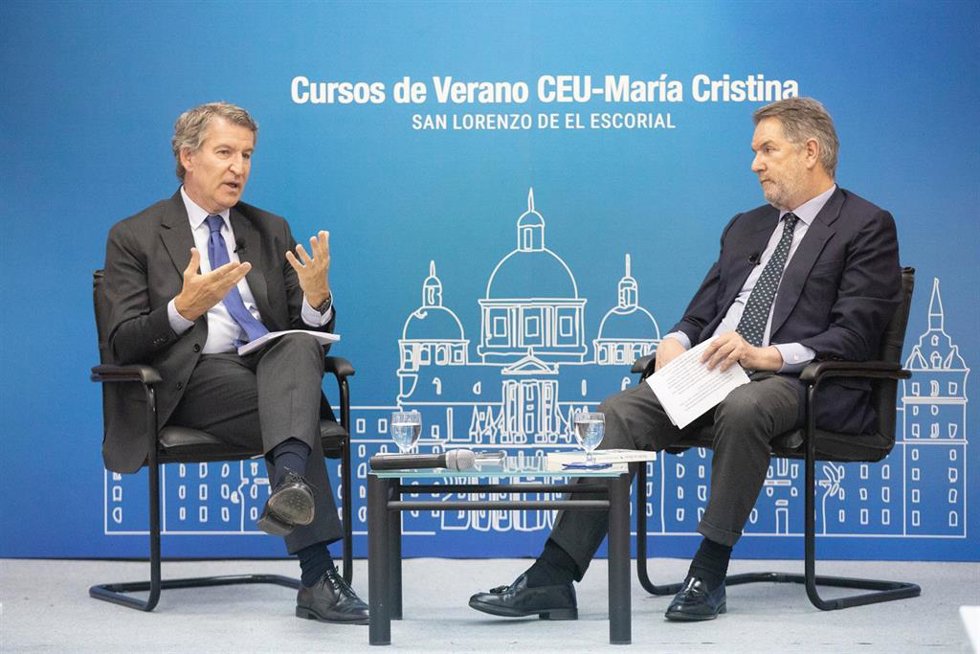 El presidente del Partido Popular, Alberto Núñez Feijóo (i), y el director del diario El Debate, Bieito Rubido (d), participan en un coloquio dentro de los cursos de verano de la Universidad CEU San Pablo, en el Real Centro Universitario Escorial - Marí