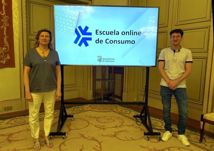 La concejala de Consumo, Vega Villar, junto con uno de los responsables de los vídeos de la Escuela de Consumo online.