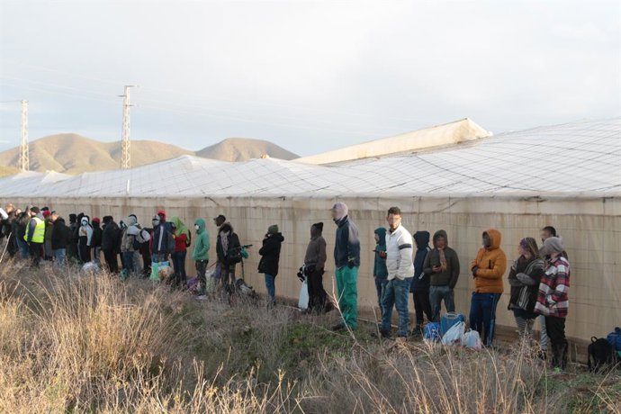 Archivo - Los chabolistas abandonan el lugar a 30 de enero de 2023 en  Níjar (Almería, Andalucía, España). Los Bomberos del Levante han acudido a sofocar un incendio que se ha declarado en una de las chabolas ubicadas en el poblado chabolista de El Walili