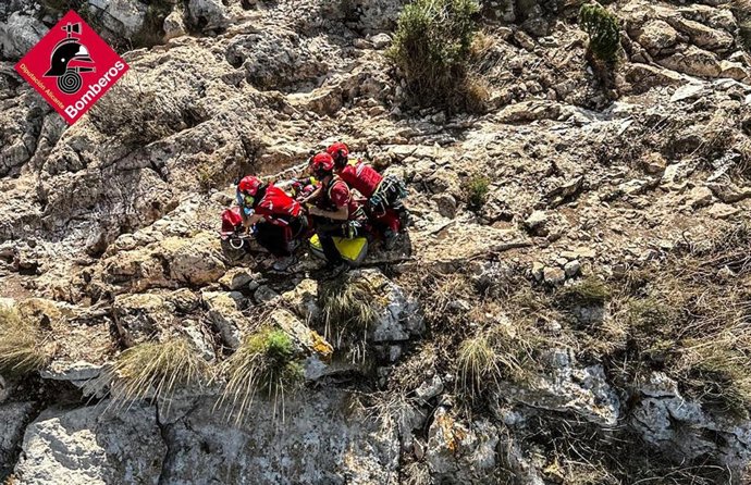 Rescatan a un senderista que sufrió una caída en el peñón de Ifach