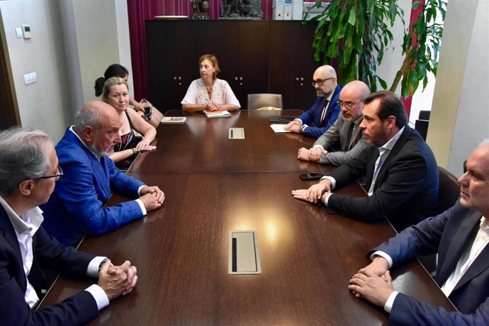 El ministro de Transportes, Óscar Puente, se reúne con el Ayuntamiento de Navalcarnero