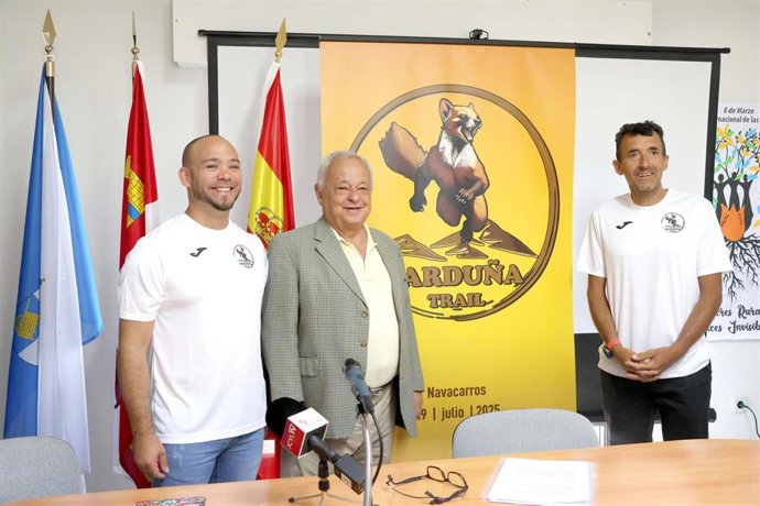 El alcalde de la localidad bejarana, Miguel Flores, el consejero de Cultura, Turismo y Deporte, Gonzalo Santonja, y el director deportivo de la carrera, Miguel Heras..