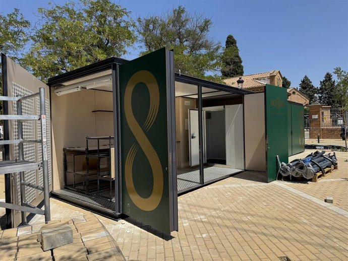 Uno de los quioscos de flores que han comenzado a instalarse a las puertas del cementerio de San Fernando.