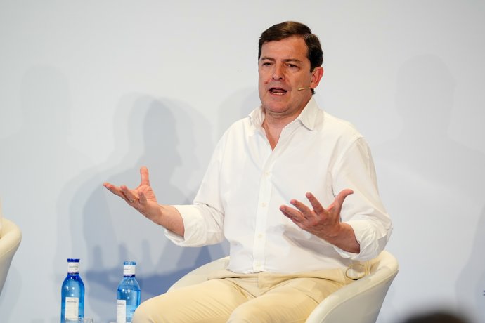 El presidente del PP de Castilla y León, Alfonso Fernández Mañueco durante la presentación de la Ponencia Política del XXI Congreso Nacional del Partido Popular. A 17 de junio de 2025 en Sevilla, Andalucía (España).