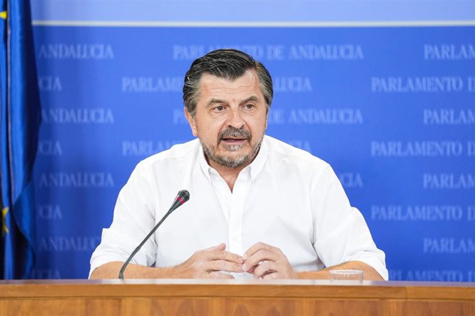 El portavoz del Grupo Parlamentario Popular, Toni Martín, durante la ronda de ruedas de prensa de portavoces de los grupos parlamentarios en el Parlamento de Andalucía, a 15 de julio de 2025 en Sevilla (Andalucía, España). Los portavoces de los grupos par