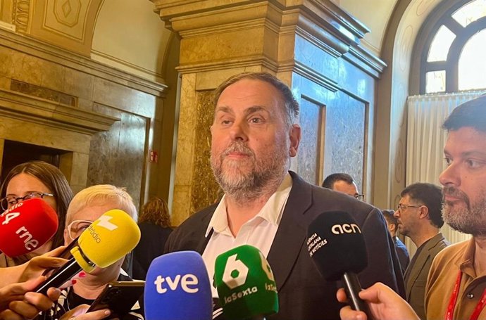 El presidente de ERC, Oriol Junqueras, en una atención a los medios desde el Parlament
