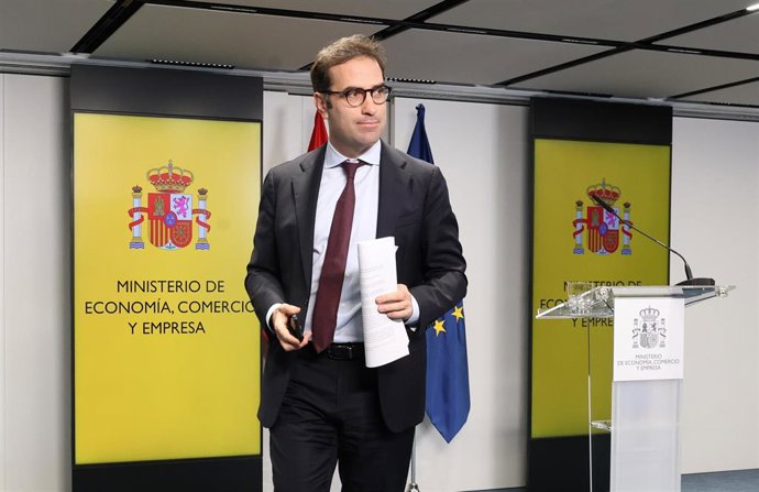 El ministro de Economía, Comercio y Empresa, Carlos Cuerpo, ofrece declaraciones a los medios tras la reunión con las patronales de las entidades bancarias y cajas de ahorro, las asociaciones de mayores y usuarios financieros, así como con el Defensor del