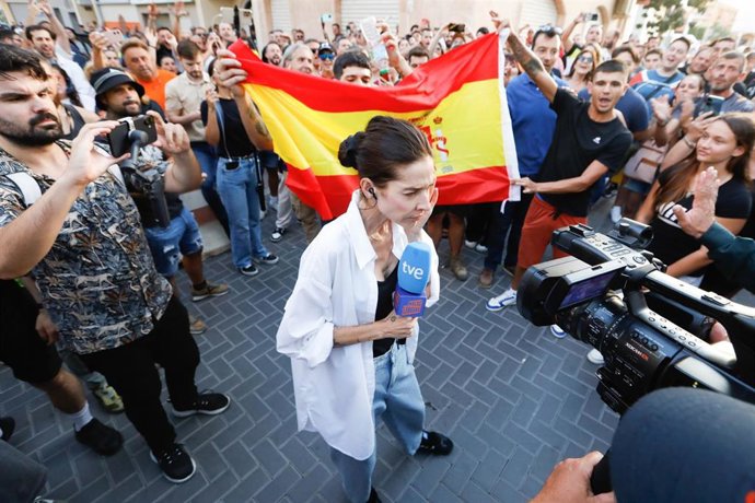 Varias personas increpan a periodistas de TVE 