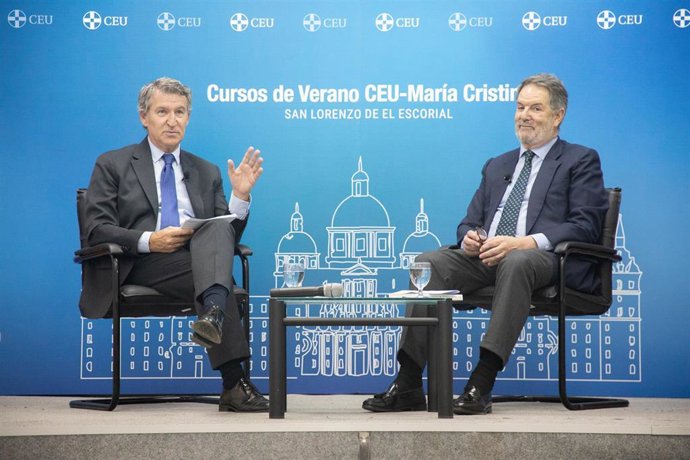 El presidente del PP, Alberto Núñez Feijóo, y el director del diario El Debate, Bieito Rubido, participan en un coloquio dentro de los cursos de verano de la Universidad CEU San Pablo en San Lorenzo de El Escorial (Madrid).