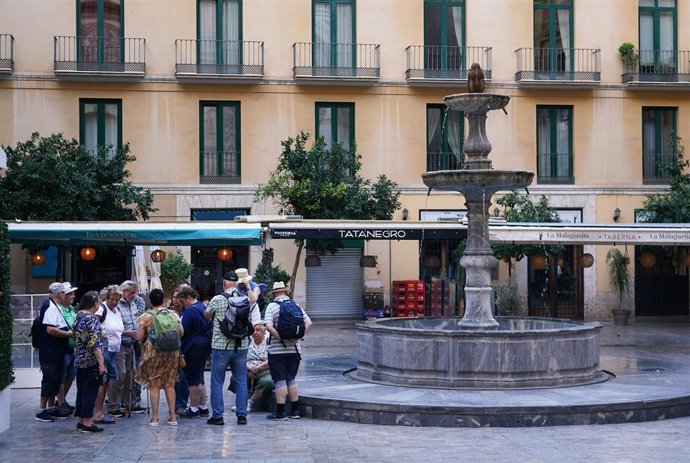 Archivo - Turista visitando la ciudad de Málaga. A 27 de septiembre de 2024, en Málaga (Andalucía, España). (Foto de archivo).
