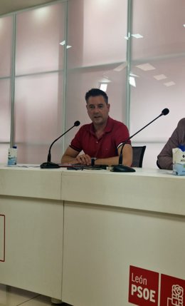 El secretario autonómico de Organización del PSOE, Daniel de la Rosa, en la sede del PSOE de León.