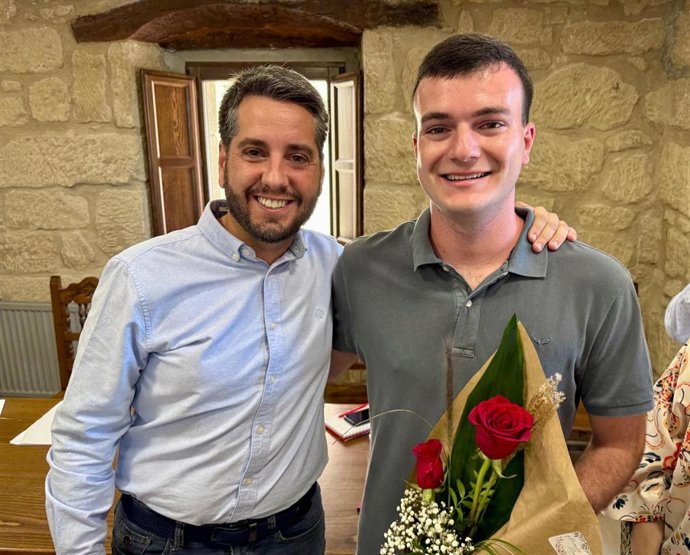 Nicolás Pérez, actual alcalde de Rodezno, junto al secretario general del PSOE de La Rioja, Javier García.