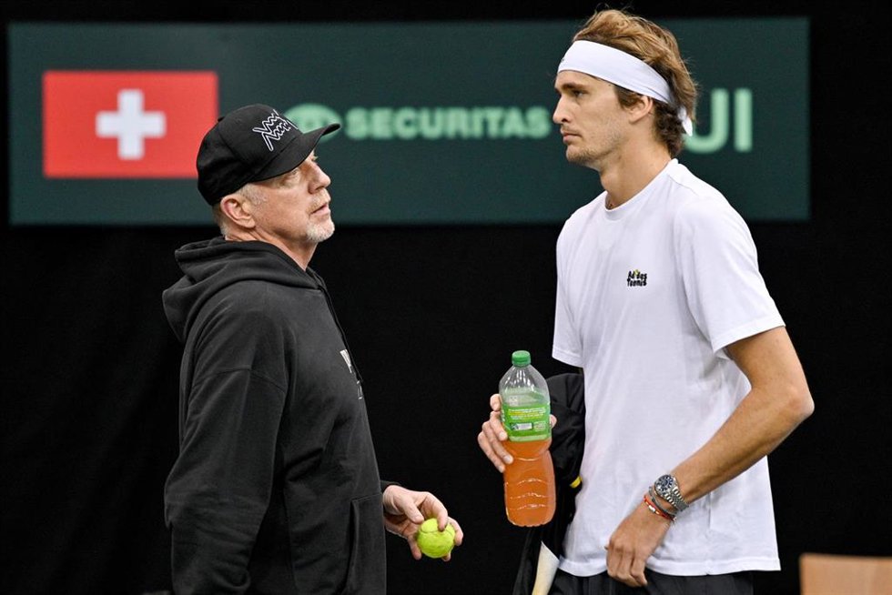 Archivo - El ex tenista profesional alemán Boris Becker junto a Alexander Zverev durante una sesión de entrenamiento masculina en la Copa Davis