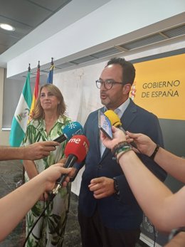 El secretario de Estado de Telecomunicaciones e Infraestructuras Digitales, Antonio Hernando, junto a la subdelegada en Córdoba, Ana López, atiende a los medios de comunicación.