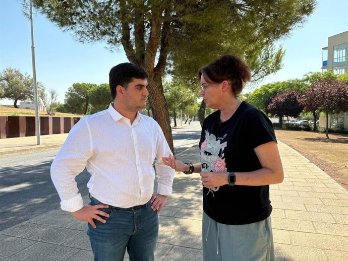 La parlamentaria andaluza y portavoz en la Comisión de Desarrollo Educativo y Formación Profesional en la Cámara autonómica, Susana Rivas, junto al presidente de Juventudes Socialistas en Huelva, Fran Luque.