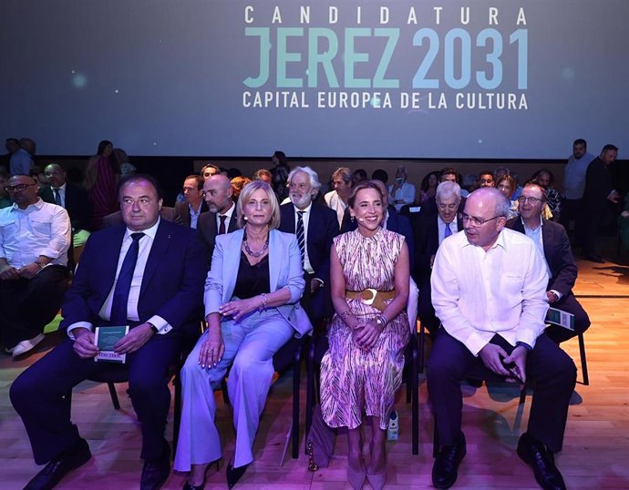 Archivo - María José García-Pelayo, Almudena Martínez, Casimiro Mantel y Javier Sánchez Rojas en la presentación d la candidatura de la ciudad a Capital Cultural Europea para el año 2031. 