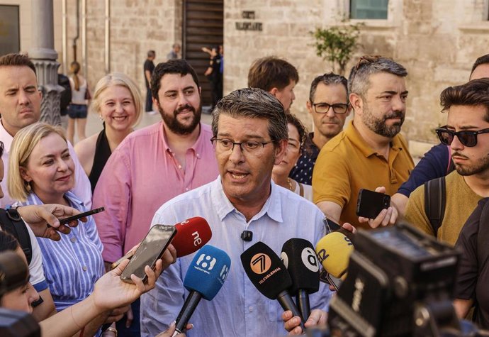 El alcalde de Ontinyent, Jorge Rodríguez, atiende a los medios de comunicación durante una recogida de firmas de la Iniciativa Popular Legislativa para rebajar el listón electoral, a las puertas de Les Corts