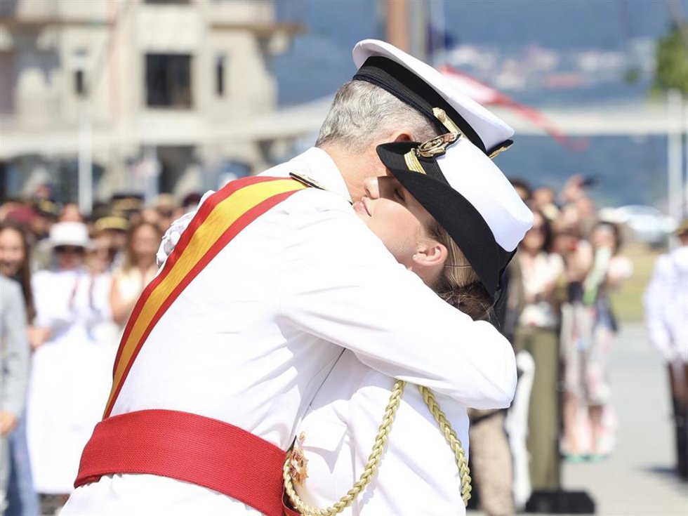 El Rey Felipe VI impone a Su Alteza Real la Princesa de Asturias la Gran Cruz del Mérito Naval con distintivo blanco en la Academia Naval de Marín