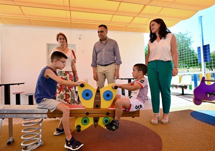 El presidente de la Diputación de Granada, Francis Rodríguez, flanqueado en la imagen por la alcaldesa de Cacín, Josefa Ramírez, a su derecha, y la diputada de Reto Demográfico, María Vera