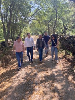 Visita del delegado de Agricultura de la Junta en Huelva, Álvaro Burgos, a un camino rural de Almonaster la Real.