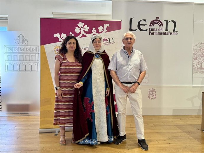 La concejala de Turismo, Mercedes Escudero (izquierda), presenta la representación histórica sobre Urraca I junto al organizador del evento, Hermenegildo López (derecha).