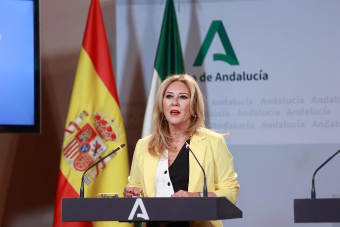 La consejera de Economía, Hacienda y Fondos Europeos y portavoz del Gobierno, Carolina  España, durante la rueda de prensa posterior al consejo de Gobierno de la Junta de Andalucía. 
