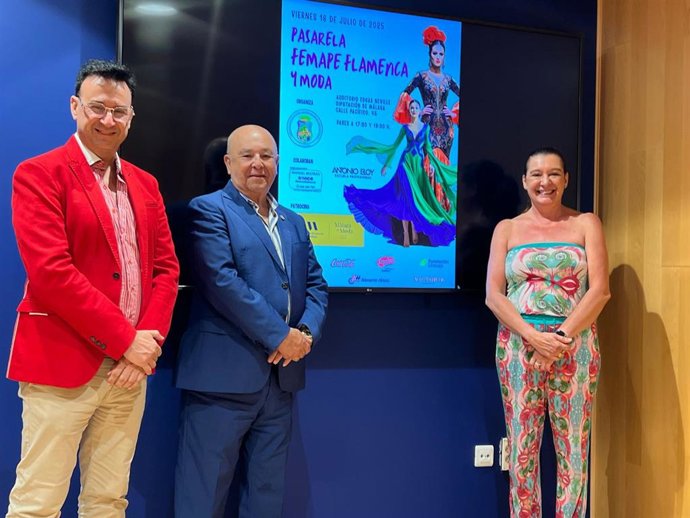 La diputada provincial de Desarrollo Económico Sostenible y responsable de Málaga de Moda, Esperanza González, junto a Manuel Curtido, presidente de la Federación Malagueña de Peñas, y Manuel Beltrán, director de agencia y escuela de modelos.