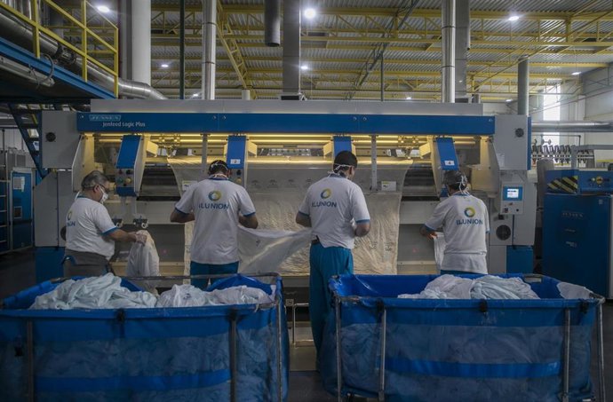 Archivo - Trabajadores en una planta de lavandería. 