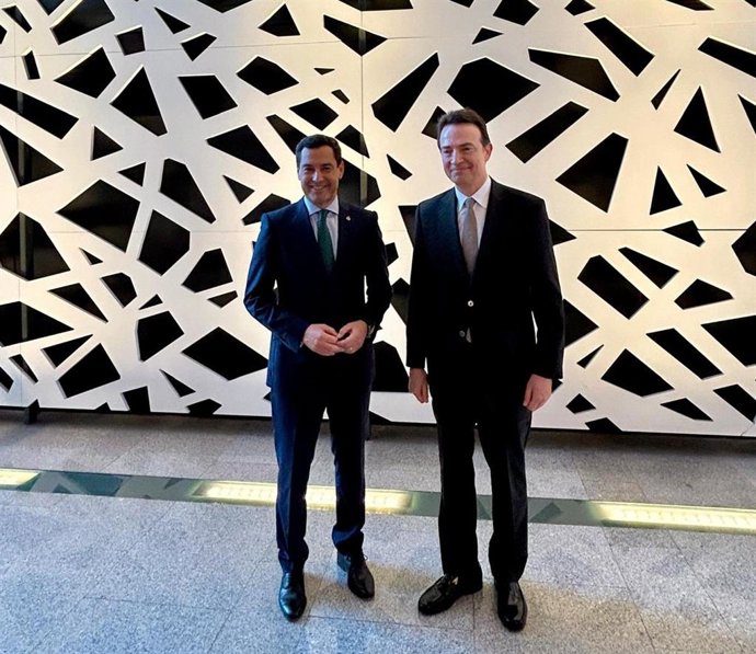 El presidente de la Junta de Andalucía, Juanma Moreno (i), y el consejero delegado de Enagás, Arturo Gonzalo (d).