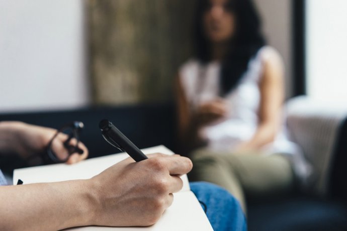Archivo - Una mujer durante una consulta en el psicólogo.