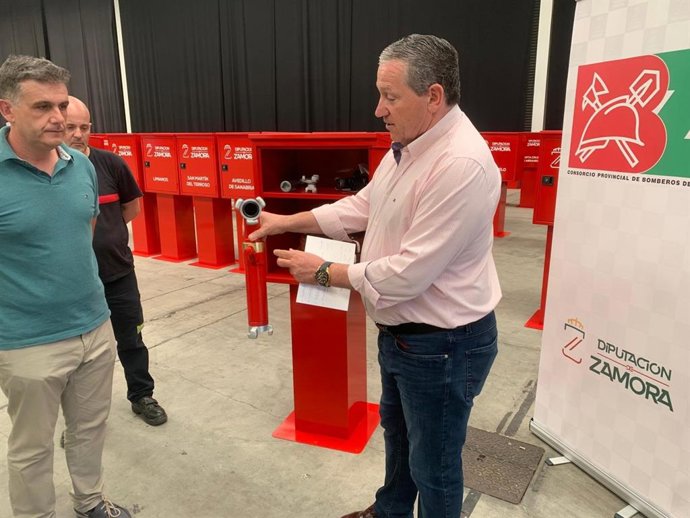 El presidente de la Diputación de Zamora, Javier Faúndez, muestra una de las herramientas de los armarios en presencia del diputado y alcalde de Asturianos, Ramiro Silva.