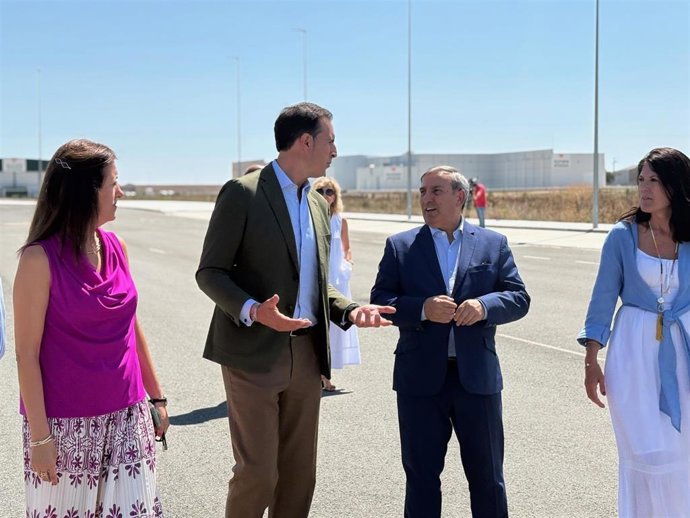 El alcalde de Medina del Campo, Guzmán Gómez, y el consejero de Movilidad y Transformación Digital, José Luis Sanz Merino, tras la firma del protocolo de infraestructuras para transportes en el municipio.