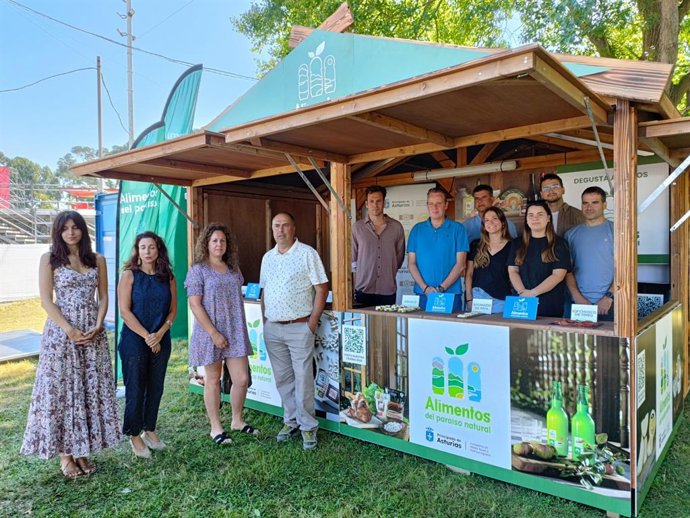 El consejero de Medio Rural del Principado de Asturias, Marcelino Marcos (quinto por la izda), en el estand de la marca 'Alimentos del Paraíso Natural' que estará presente en los festivales Gijón Life y Tsunami Xixón (Gijón).