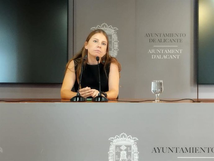 La edil de Urbanismo en el Ayuntamiento de Alicante, Rocío Gómez, durante una rueda de prensa en el consistorio