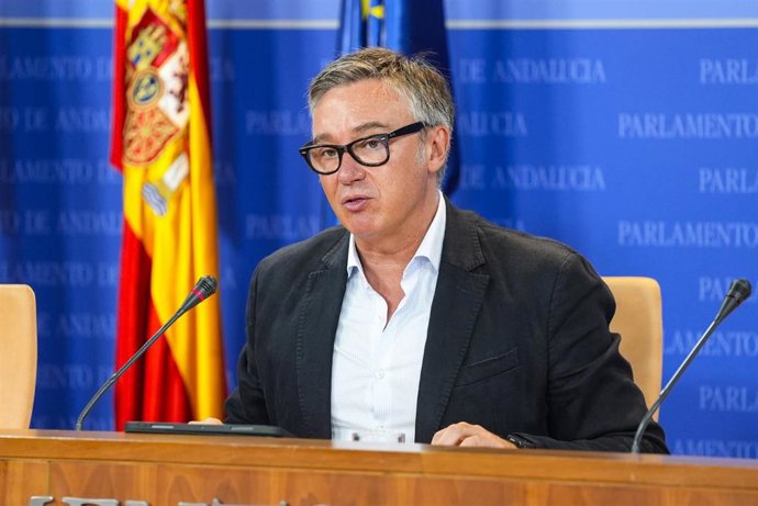 El portavoz del Grupo Parlamentario Vox, Manuel Gavira, durante la ronda de ruedas de prensa de portavoces de los grupos parlamentarios en el Parlamento de Andalucía, a 15 de julio de 2025 en Sevilla (Andalucía, España). Los portavoces de los grupos parla