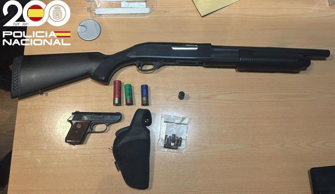 Las armas empleadas por el arrestado.