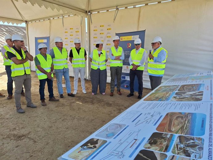 La secretaria de Estado de Agricultura y Alimentación, Begoña García, durante su visita a Alcóntar (Almería).