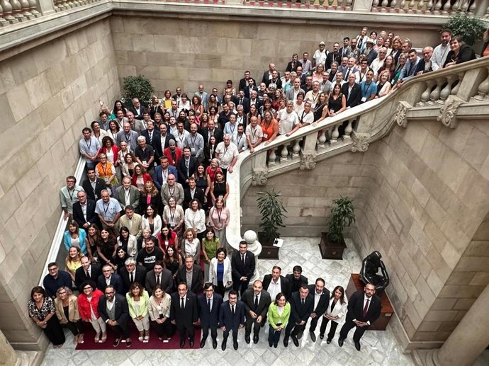 Miembros del Govern, diputados del Parlament y representantes de entidades municipalistas, tras la aprobación del Estatuto de municipios rurales