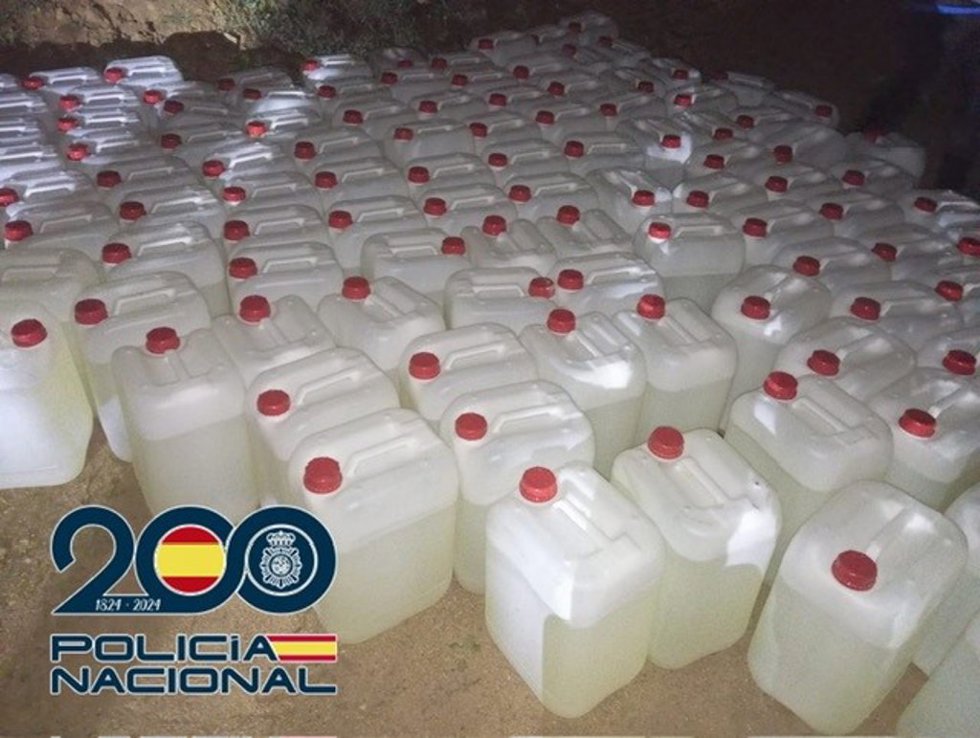Archivo - Petacas intertenidas con gasolina para suministrar a las narcolanchas.