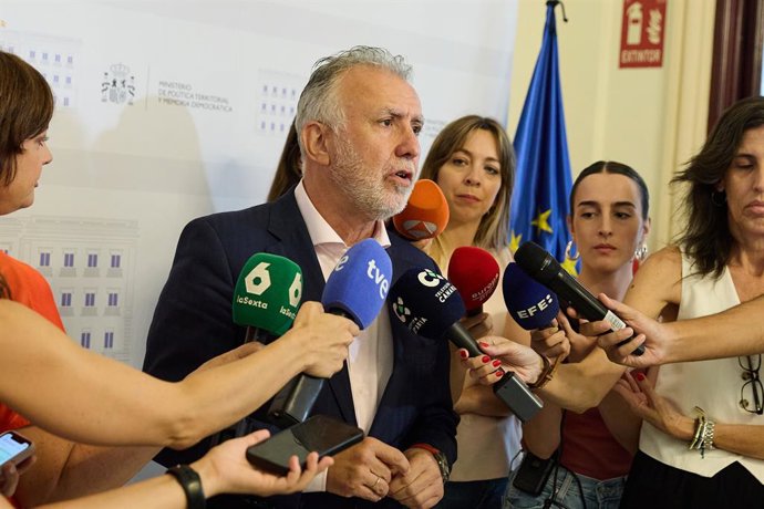 El ministro de Política Territorial y Memoria Democrática, Ángel Víctor Torres, atiende a los medios de comunicación tras una reunión en la sede del Ministerio, a 16 de julio de 2025, en Madrid (España). El encuentro tiene lugar en el contexto de la gesti