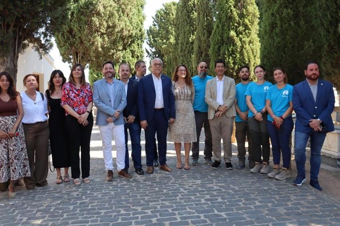 El vicepresidente segundo, José Manuel Caballero, visita el proceso de exhumación en el cementerio de Manzanares.