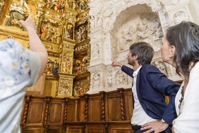 El ministro de Cultura, Ernest Urtasun, visita el retablo mayor del monasterio de Santa María del Parral de Segovia, restaurado por el Ministerio.