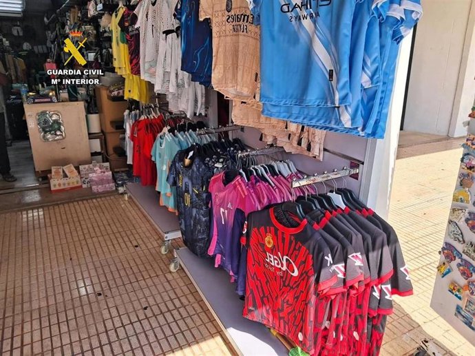 Investigadas cuatro personas por vender productos falsificados en dos comercios de Porto Cristo