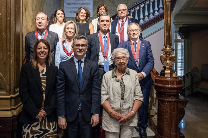 El ministro Félix Bolaños y la decana del ICAB Cristina Vallejo con los premiados con las condecoraciones de San Raimundo de Peñafort
